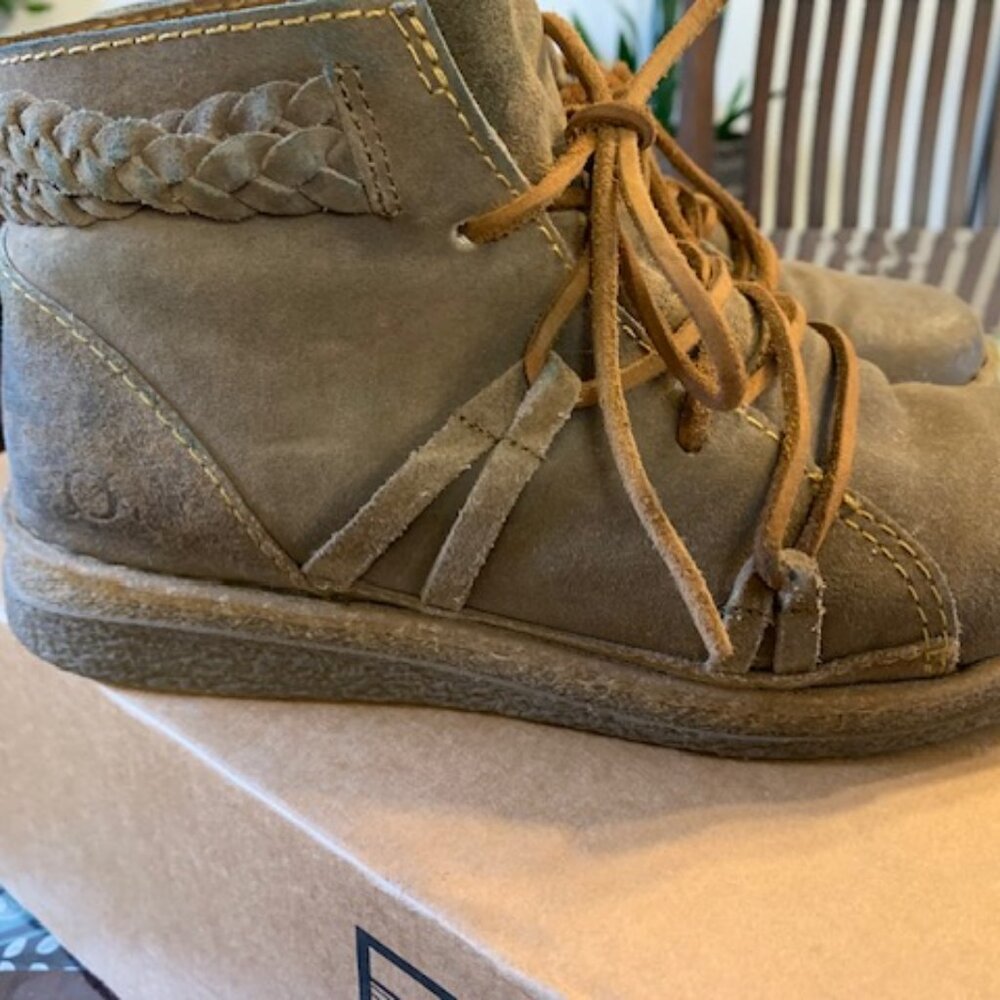 BORN BOOTIES SIZE 38M OR 7-1/2M